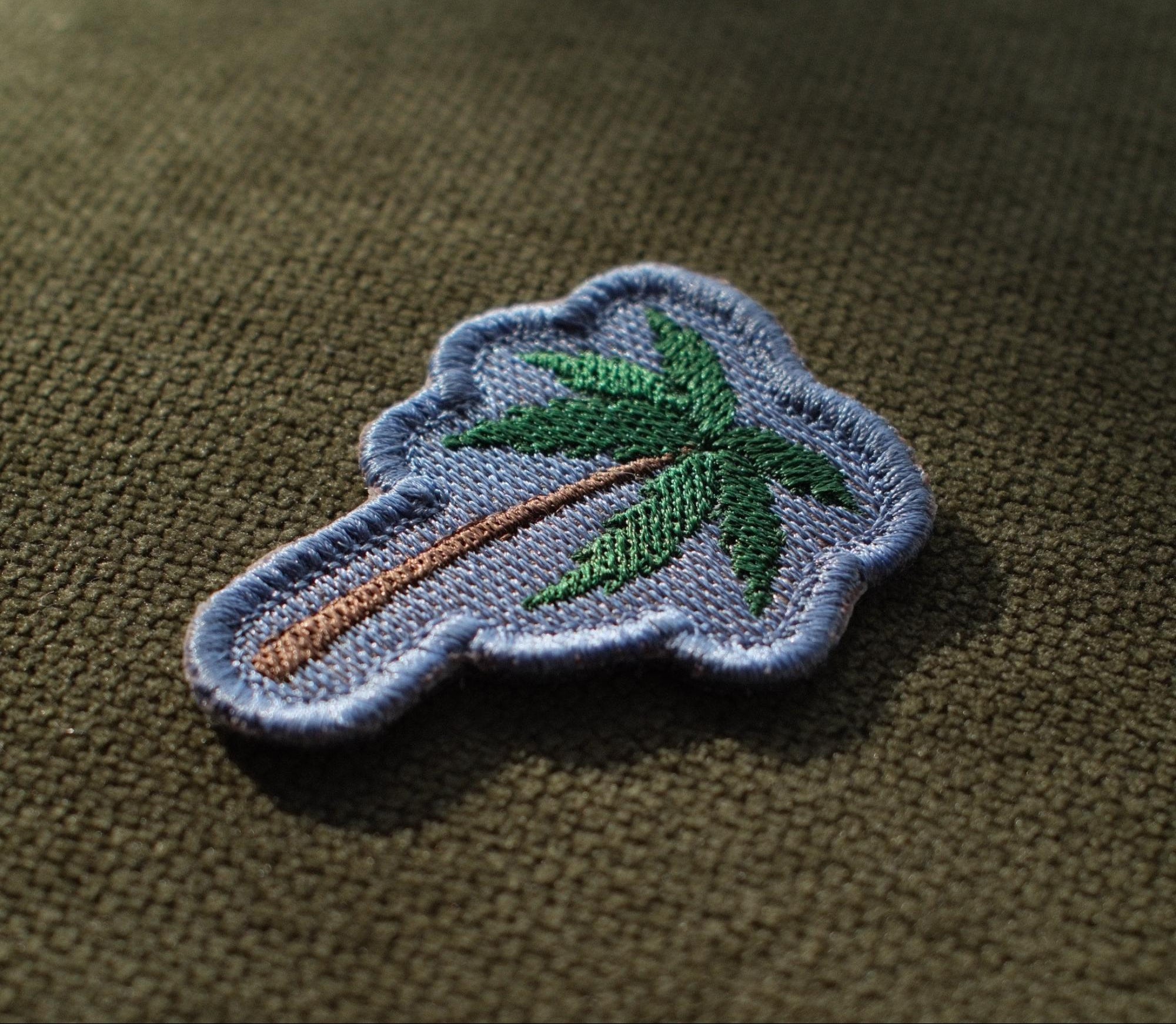 Palm tree embroidered coastal patch

Green palm tree patch with blue background

Palm tree patch embroidery and satin border detail

Coastal palm tree patch displayed on a beach bag

Palm tree patch iron-on and sew-on backing options