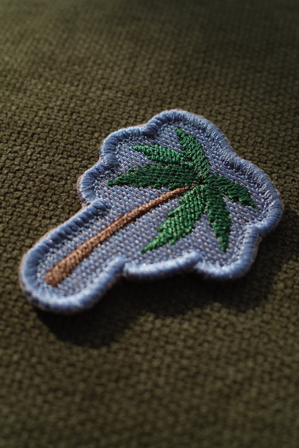 Palm tree embroidered coastal patch

Green palm tree patch with blue background

Palm tree patch embroidery and satin border detail

Coastal palm tree patch displayed on a beach bag

Palm tree patch iron-on and sew-on backing options