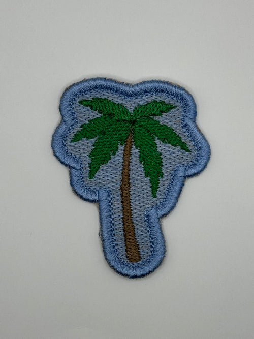 Palm tree embroidered coastal patch

Green palm tree patch with blue background

Palm tree patch embroidery and satin border detail

Coastal palm tree patch displayed on a beach bag

Palm tree patch iron-on and sew-on backing options